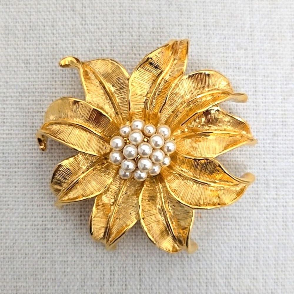 Flower Brooch With Seed Pearl Cluster Center Gold Tone
